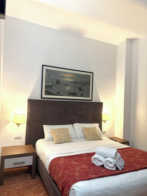 Chambre Deluxe double, vue sur la ville | Fer et planche à repasser, accès au Wi-Fi (inclus)