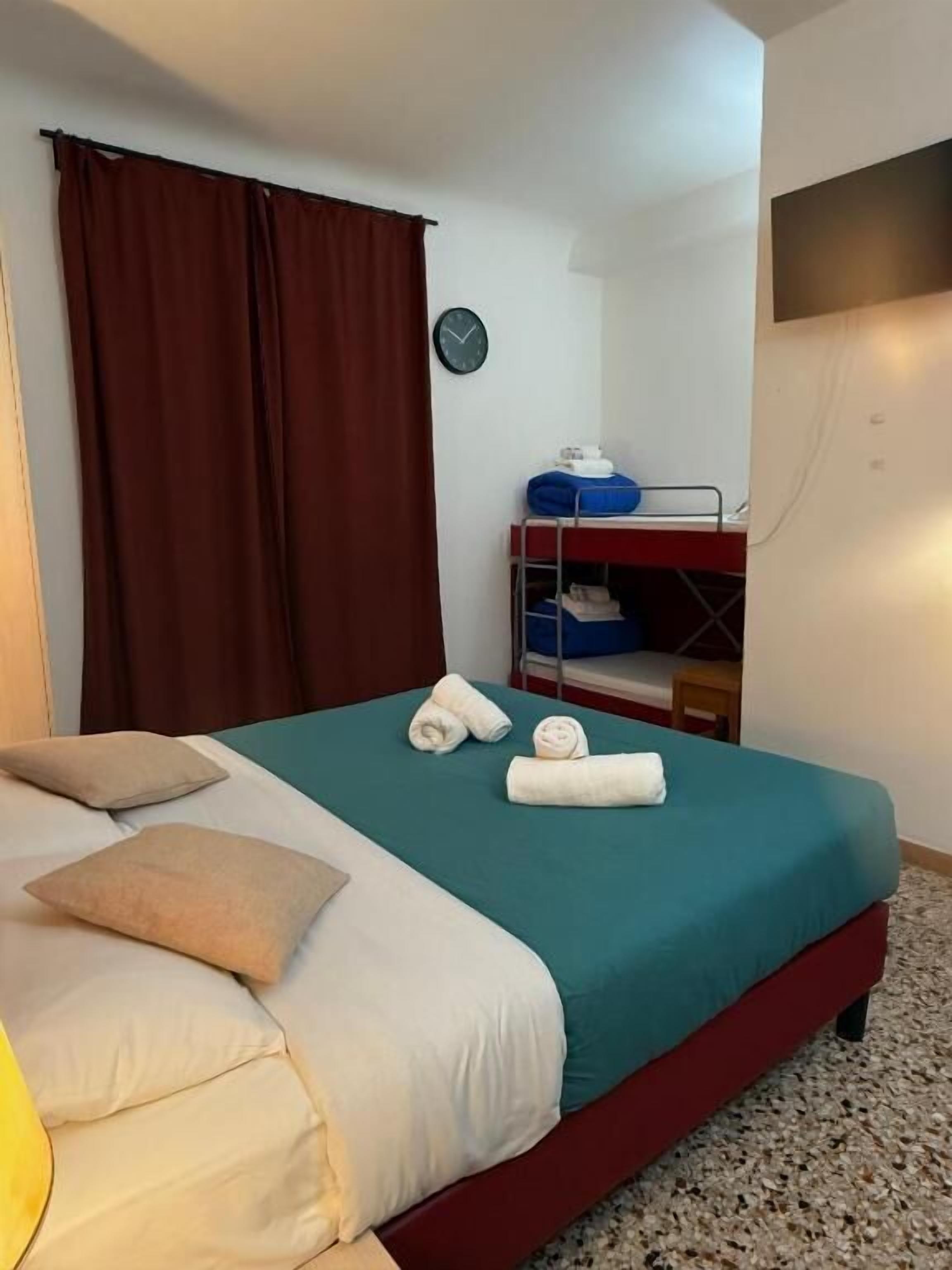 Firemannsrom – standard | Skrivebord, lydisolert, strykejern/-brett og wi-fi (inkludert)