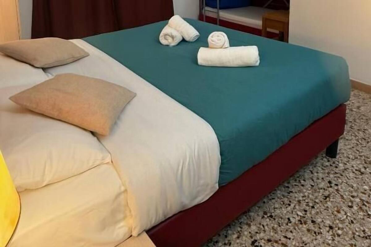 Firemannsrom – standard | Skrivebord, lydisolert, strykejern/-brett og wi-fi (inkludert)