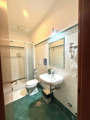 Deluxe Double Room, City View | Bathroom - Grand Gaeta (Rome)