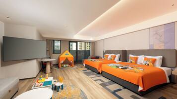 高級房 2張超大床 配沙發床 兒童主題 | 高級寢具、羽絨被、書桌、手提電腦工作空間