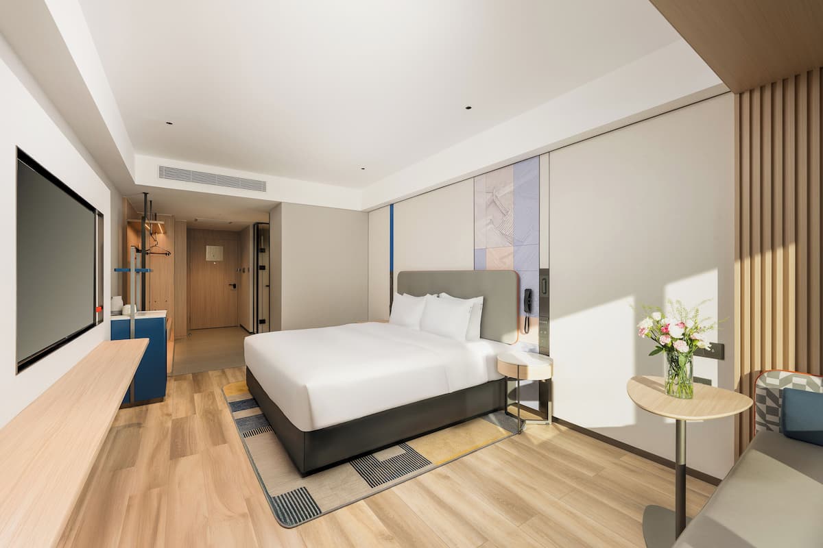 1 King Standard City View | Premium bedding, down comforters, desk, laptop workspace