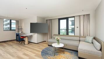 高級房 2張超大床 配沙發床 兒童主題 | 高級寢具、羽絨被、書桌、手提電腦工作空間