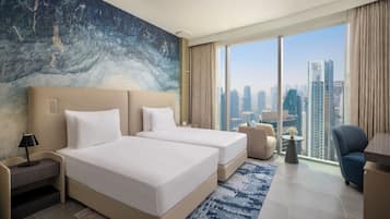 Habitación de hotel con dos camas, vista a la ciudad, un cuadro grande en la pared y un diseño moderno.