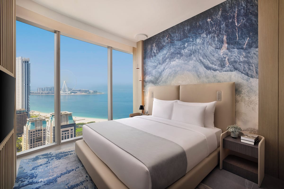 Premium bedding, down comforters, minibar, in-room safe