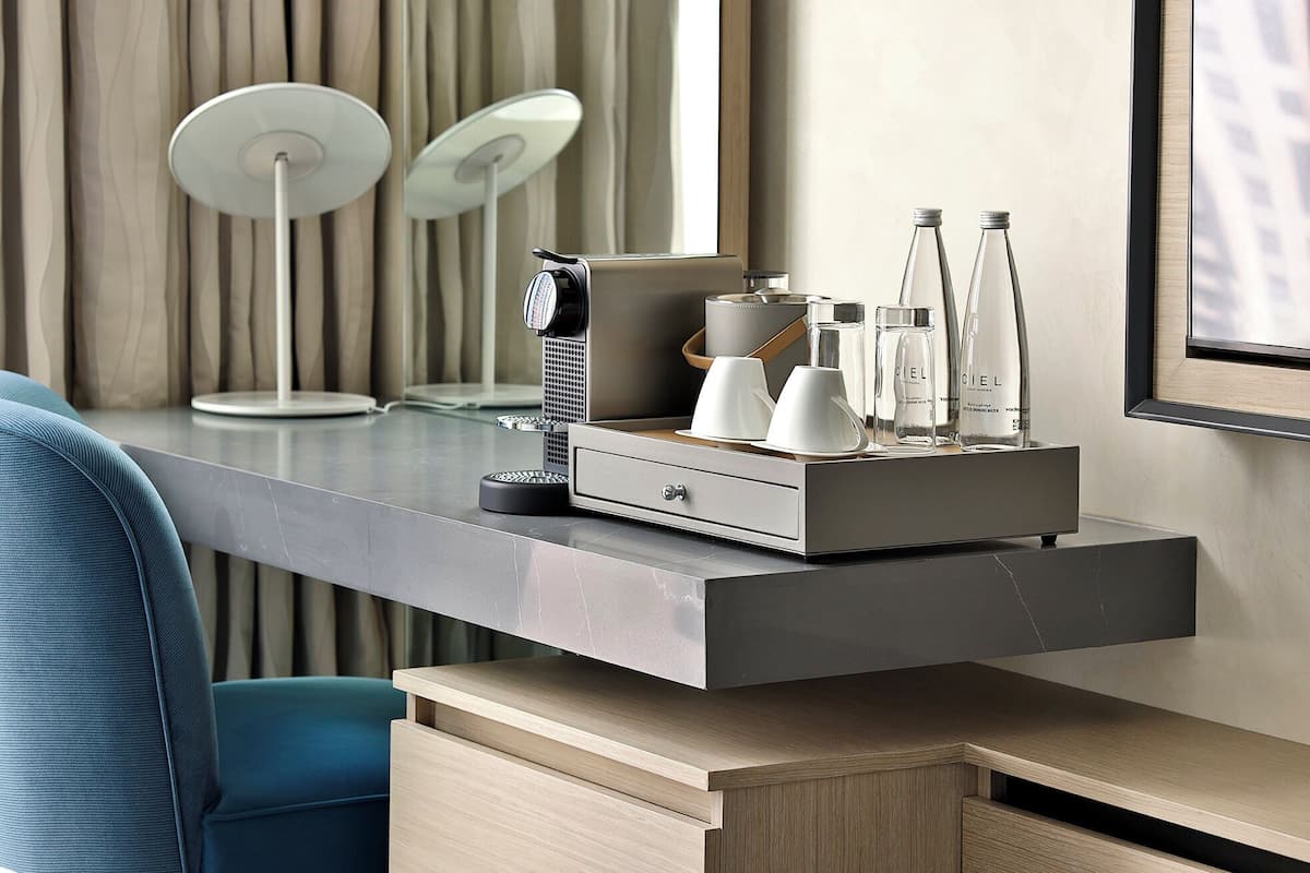 Ylelliset vuodevaatteet, untuvapeitot, minibaari, tallelokero huoneessa