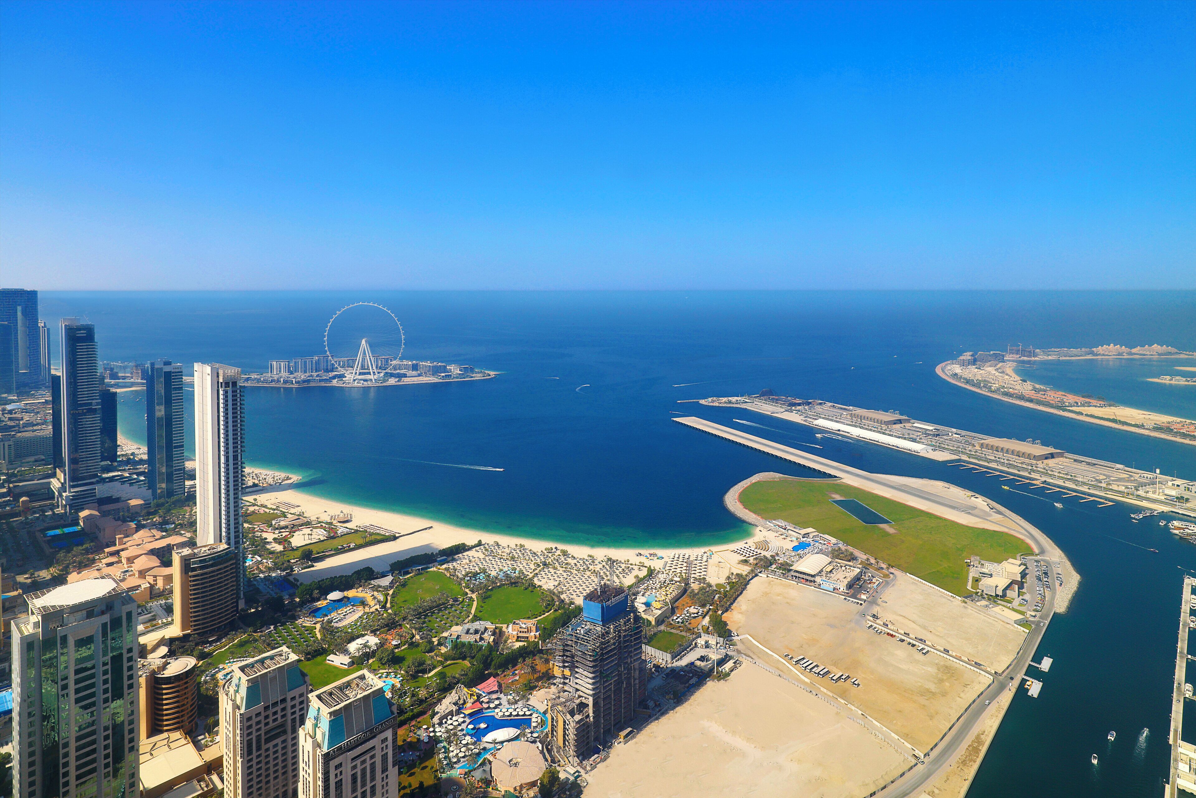 Ropa de cama de alta calidad, cubrecamas y minibar 