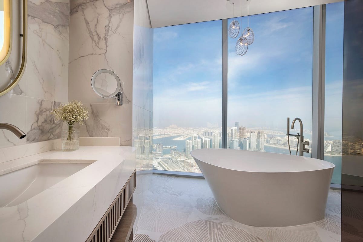 Suite de lujo, 1 habitación, con acceso al salón lounge del club (High Floor, Luxury Bath, View) | Ropa de cama de alta calidad, edredón y minibar