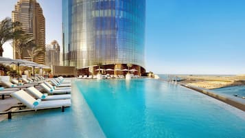 3 hồ bơi ngoài trời, mở cửa từ 7:00 đến 19:00, ghế dài tắm nắng