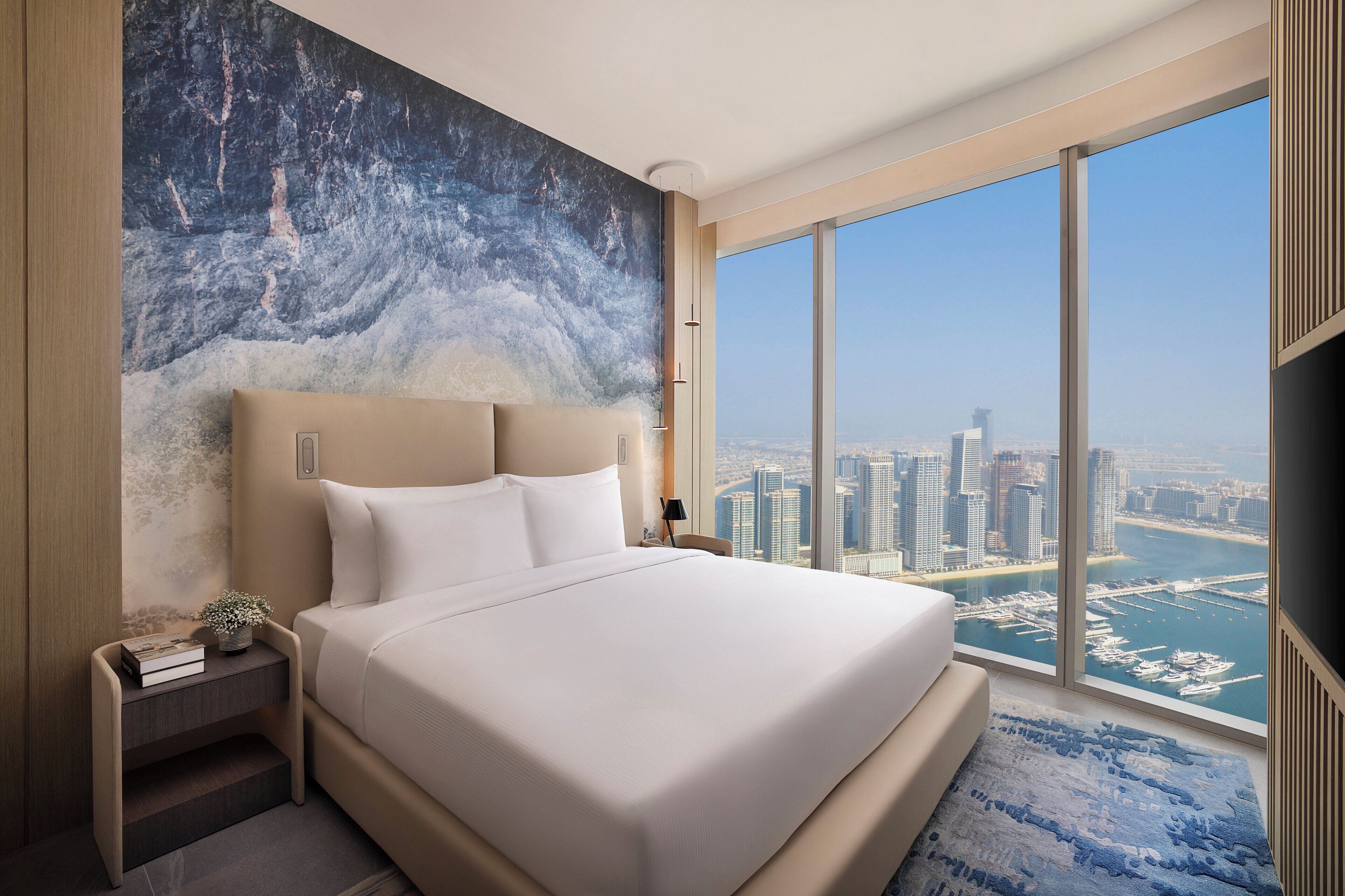 Ropa de cama de alta calidad, cubrecamas y minibar 