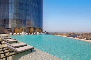 3 piscines extérieures, accès possible de 7 h à 19 h, chaises longues