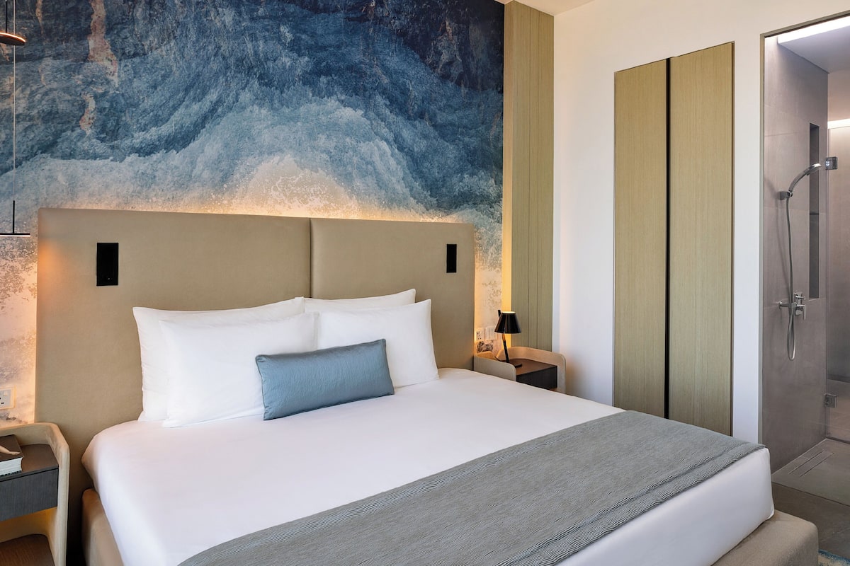 Premium bedding, down comforters, minibar, in-room safe