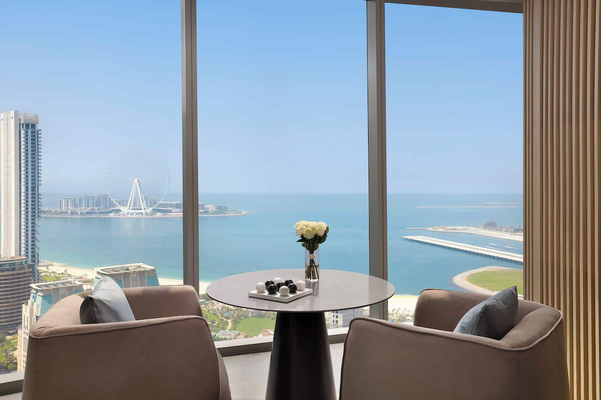 Luxe beddengoed, donzen dekbedden, een minibar, een kluis op de kamer