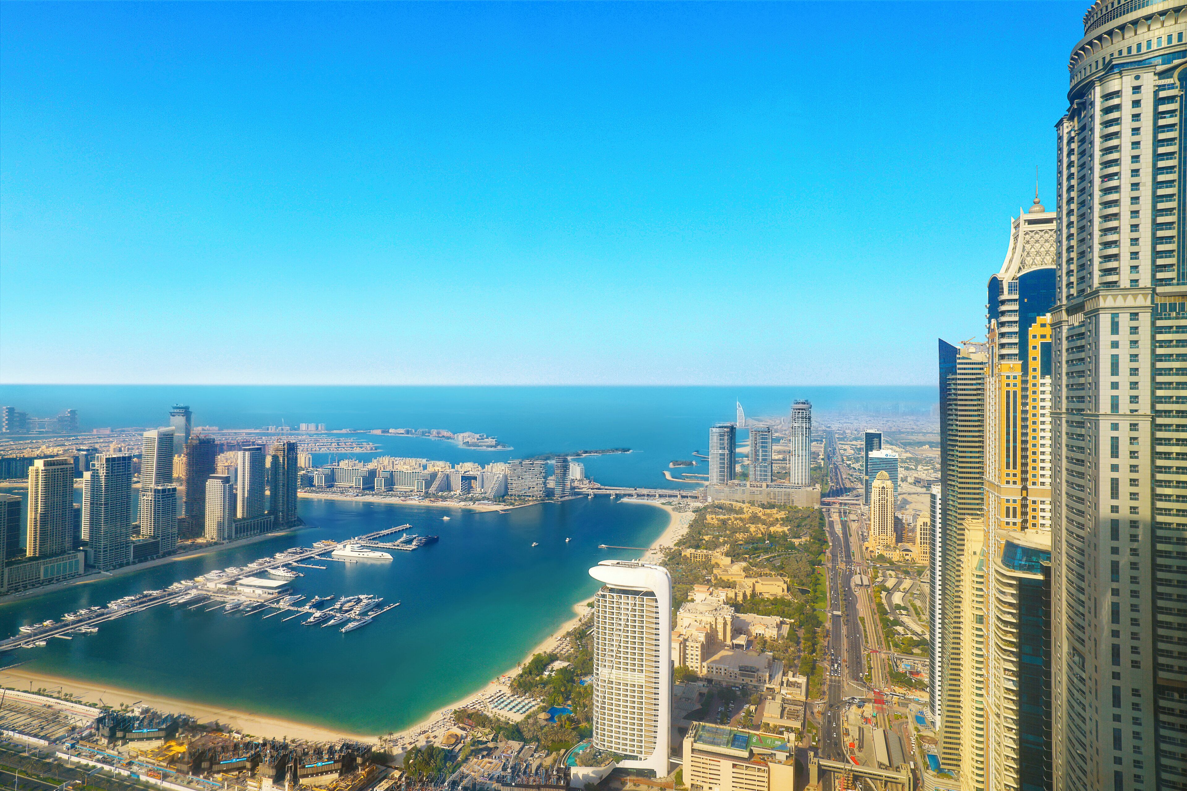 Ylelliset vuodevaatteet, untuvapeitot, minibaari, tallelokero huoneessa