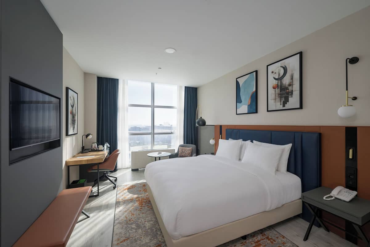 Premium bedding, in-room safe, laptop workspace, blackout drapes