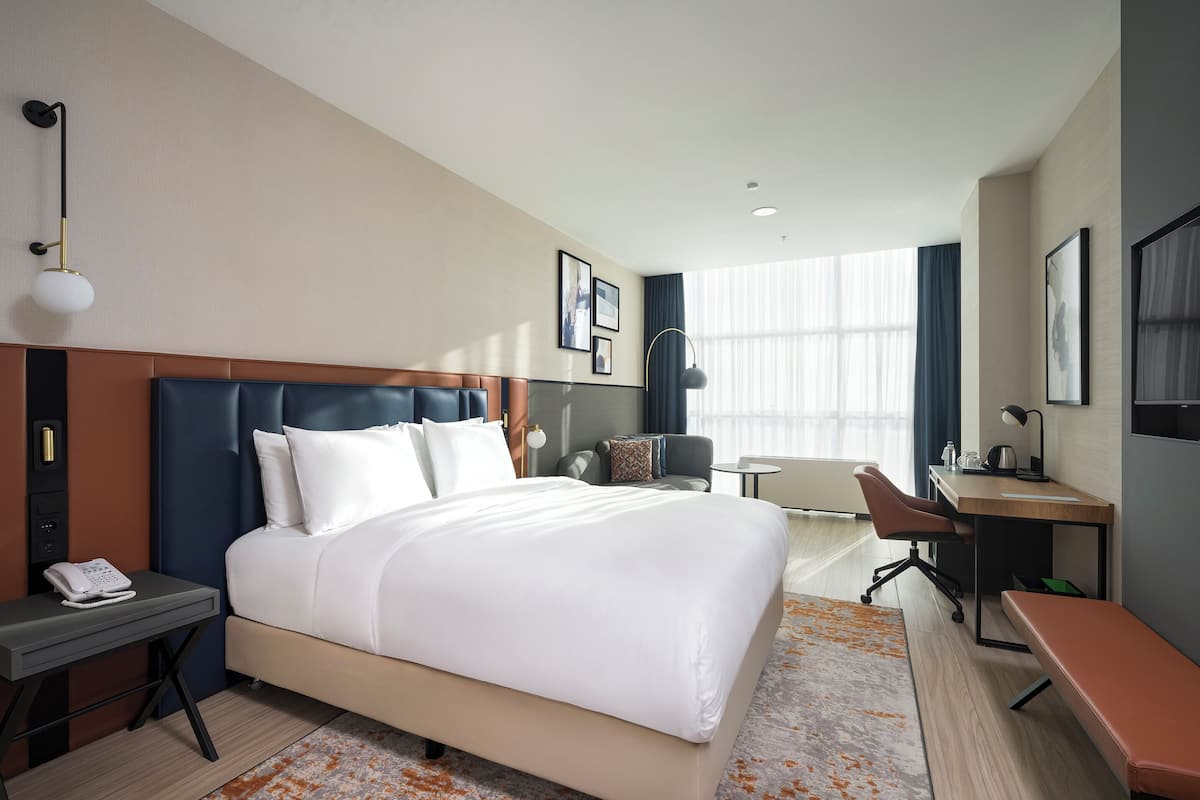 Premium bedding, in-room safe, laptop workspace, blackout drapes