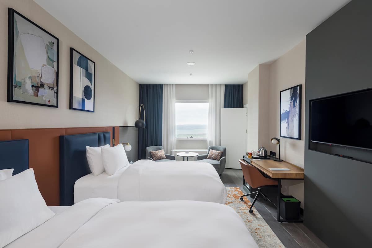 Premium bedding, in-room safe, laptop workspace, blackout drapes