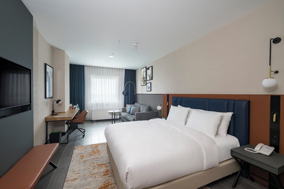 Ropa de cama de alta calidad y caja de seguridad en la habitación