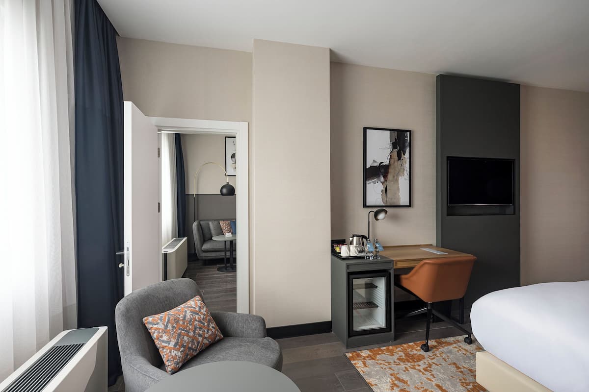 Executive Suite, 1 Bedroom | Premium bedding, in-room safe, laptop workspace, blackout drapes