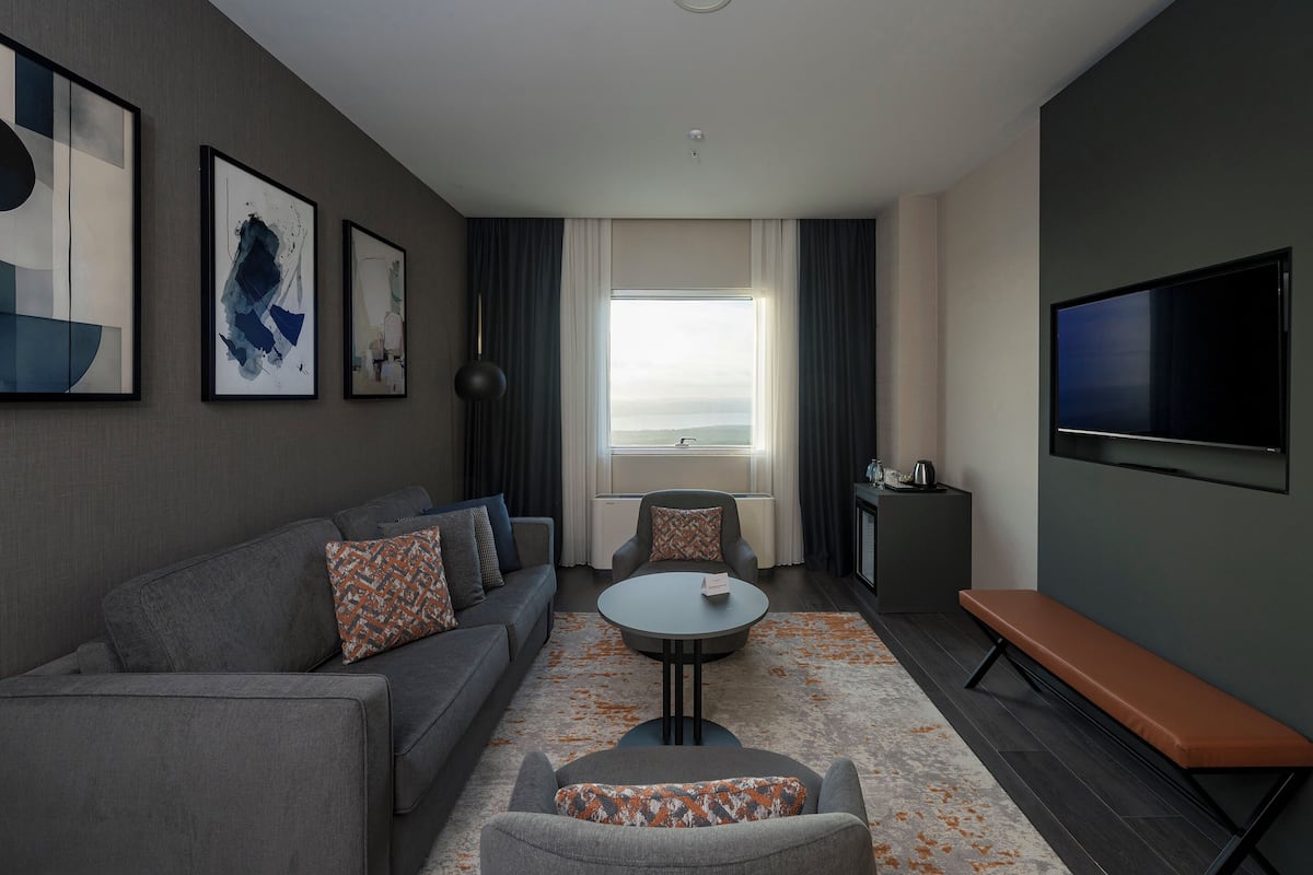 Executive Suite, 1 Bedroom | Premium bedding, in-room safe, laptop workspace, blackout drapes
