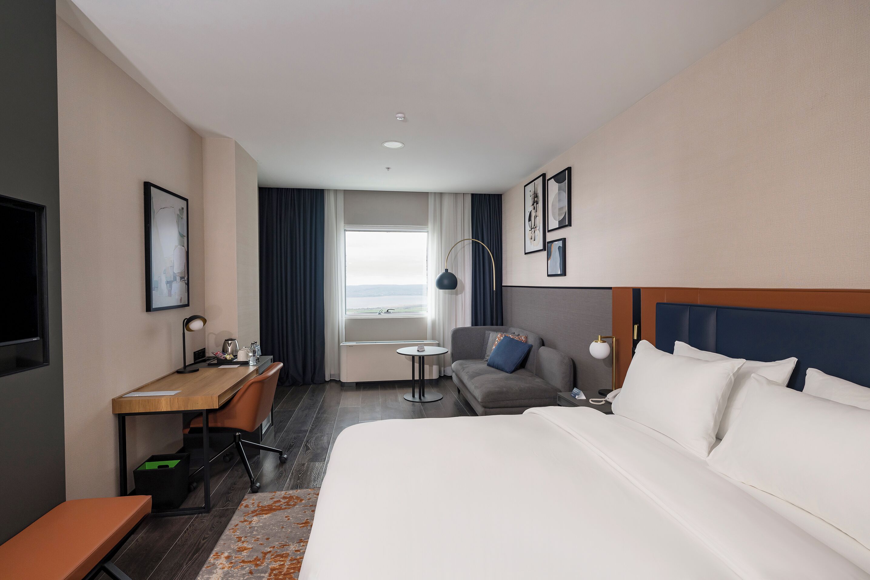 Premium bedding, in-room safe, laptop workspace, blackout curtains