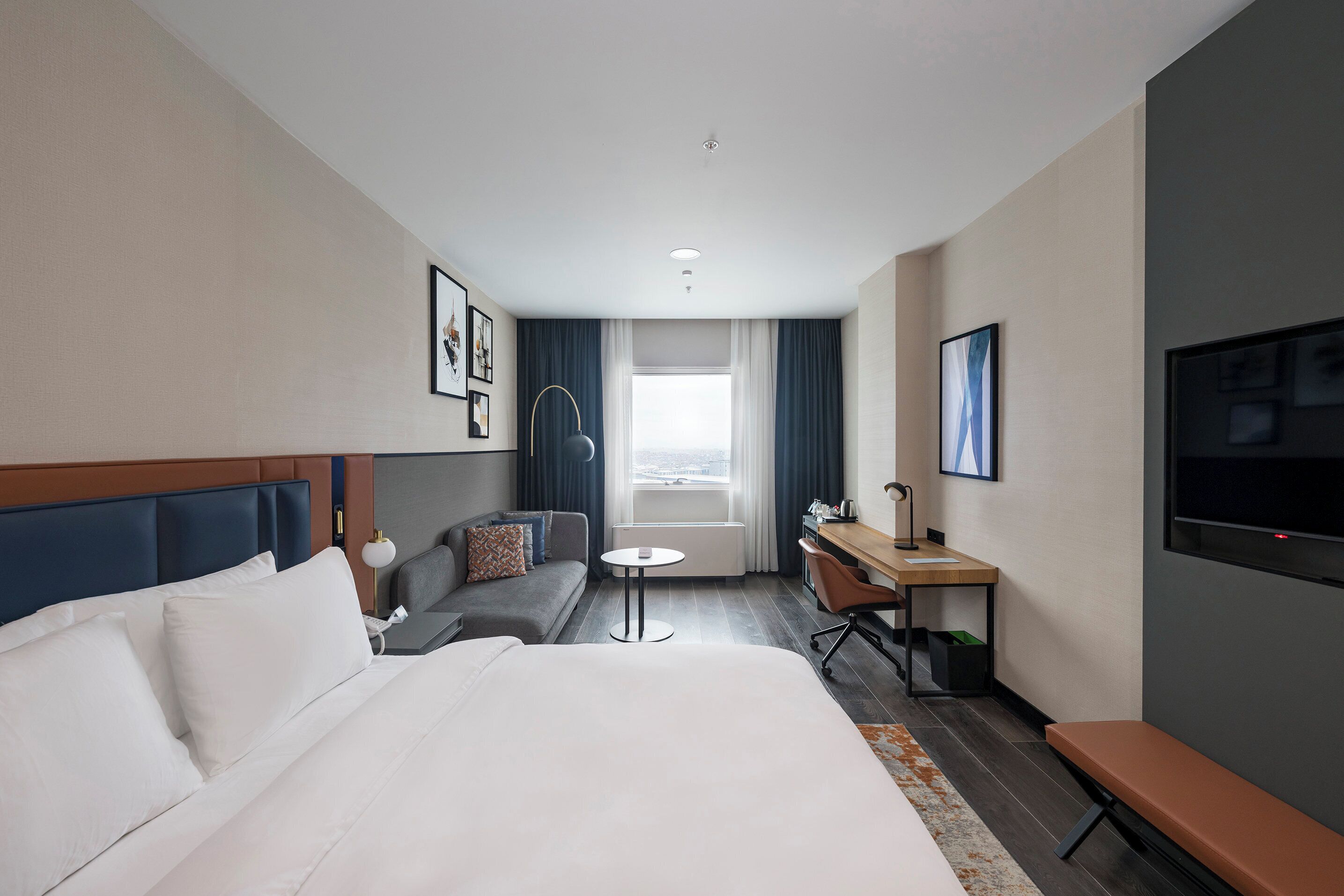 Ropa de cama de alta calidad y caja de seguridad en la habitación 