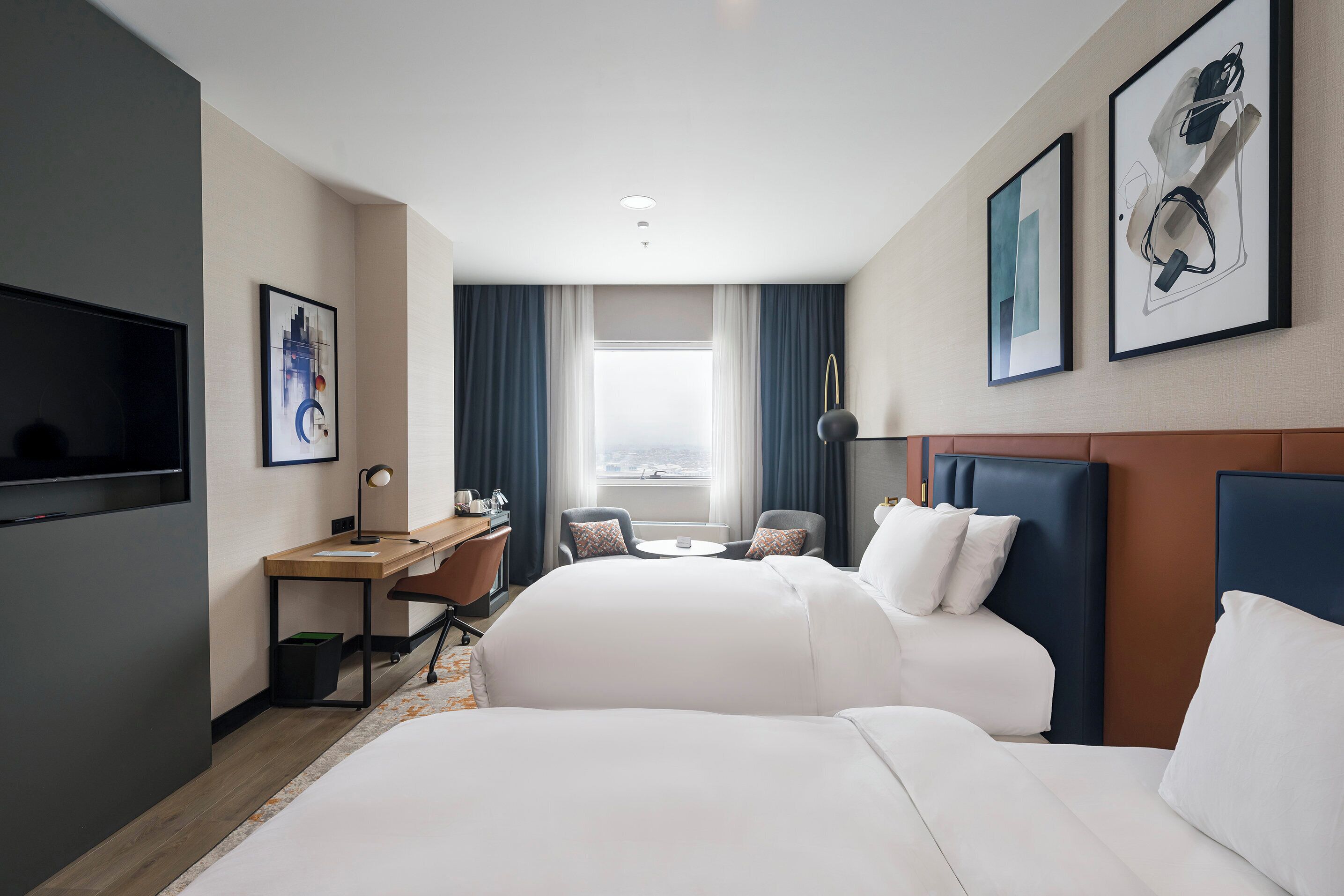 Ropa de cama de alta calidad y caja de seguridad en la habitación 