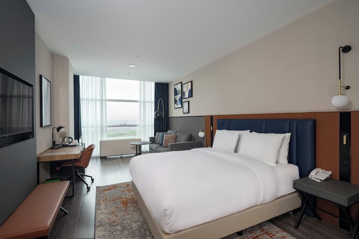 Ropa de cama de alta calidad y caja de seguridad en la habitación