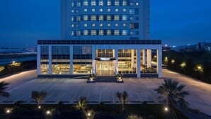 Ein Hotel mit einer modernen Fassade, großen Fenstern und einem gut beleuchteten Eingang.