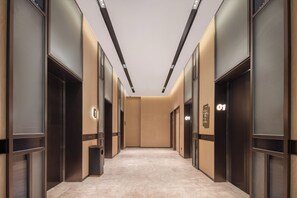 Elevator - Holiday Inn Express Rizhao Oriental Colorful City by IHG (Rizhao)