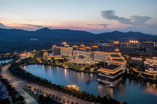 Crowne Plaza Xiangyang Fuchun Lakeside by IHG