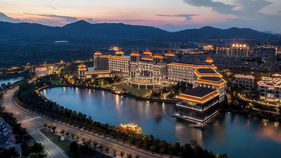 Crowne Plaza Xiangyang Fuchun Lakeside by IHG