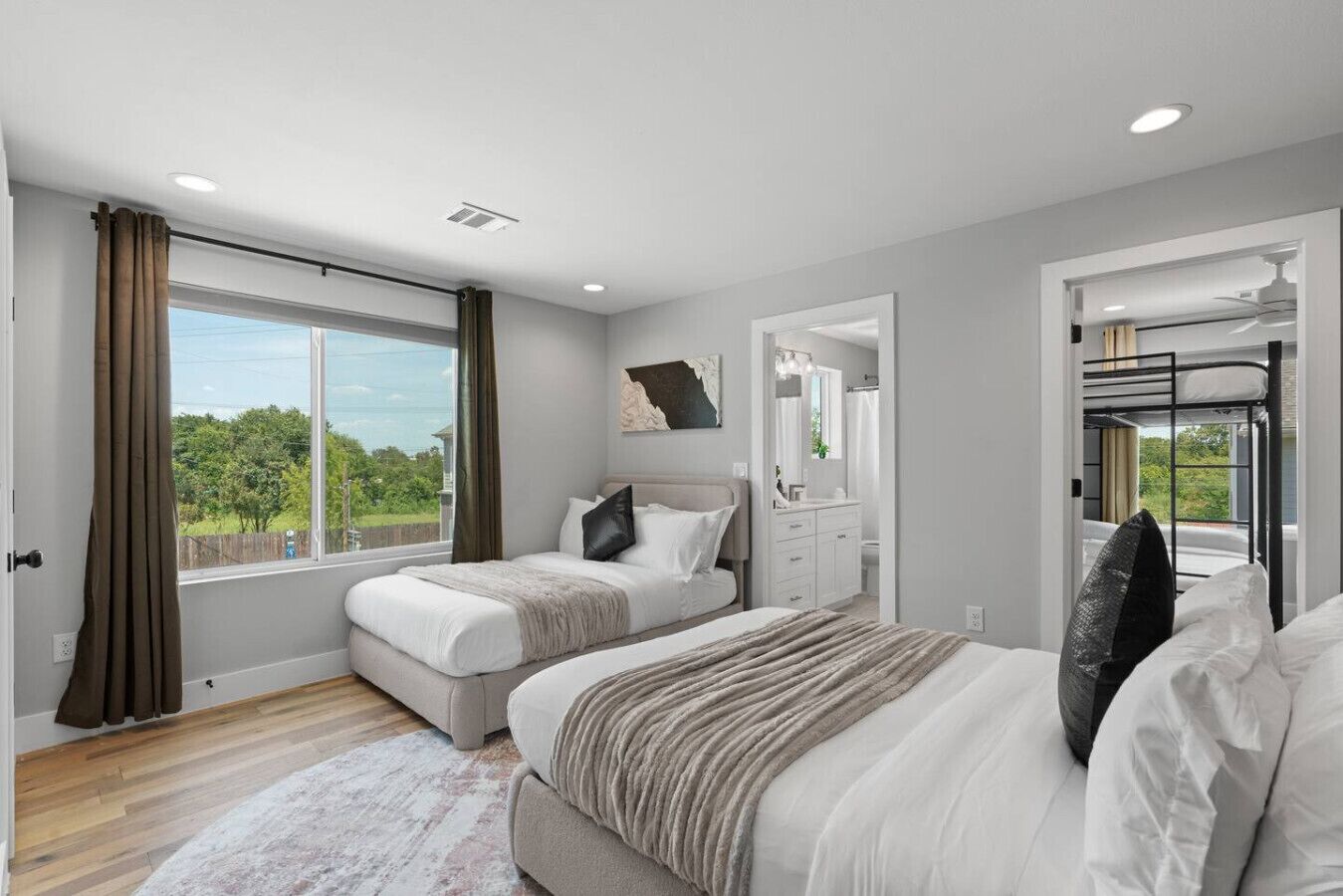 Desk, iron/ironing board, WiFi, bed sheets