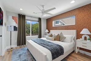 Desk, iron/ironing board, WiFi, bed sheets - Comfy Austin Home Base | Sleeps 12+ | Close to DT (Austin)