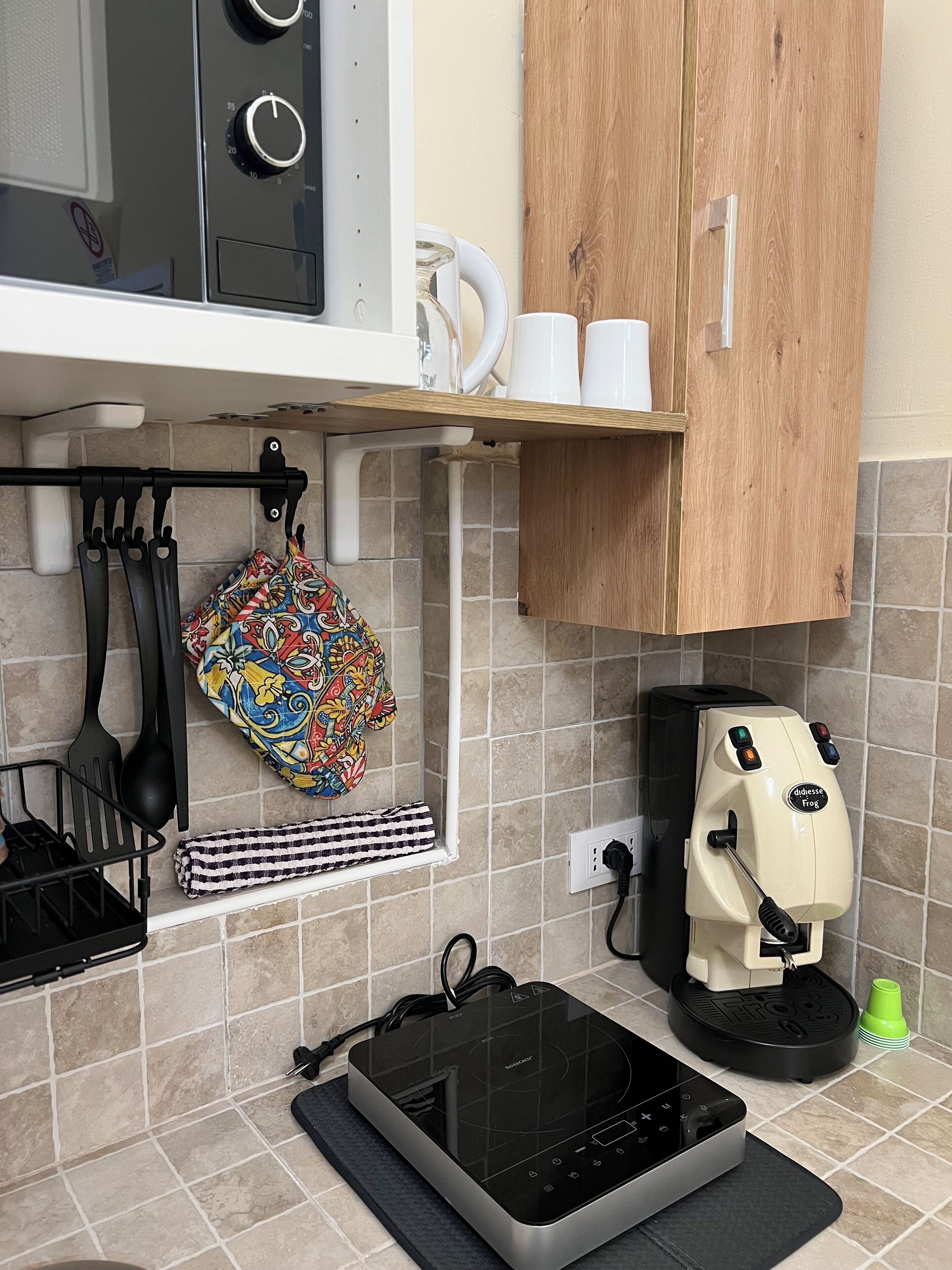 Kühlschrank, Mikrowelle, Herdplatte, Wasserkocher mit Kaffee-/Teezubehör