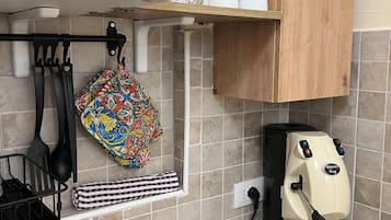 Frigorifero, microonde, piano cottura, macchina per tè/caffè