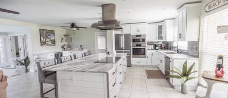 Refrigerador, microondas, horno, placa de cocina