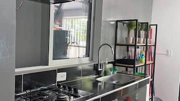 Fridge, oven, stovetop, coffee/tea maker