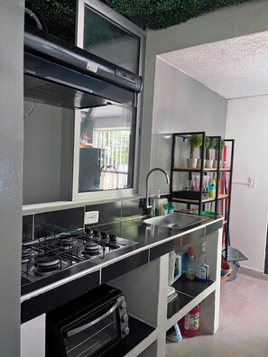 Réfrigérateur, four, plaque de cuisson, cafetière/bouilloire