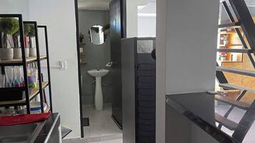 Bruser, hårtørrer, bidet, håndklæder