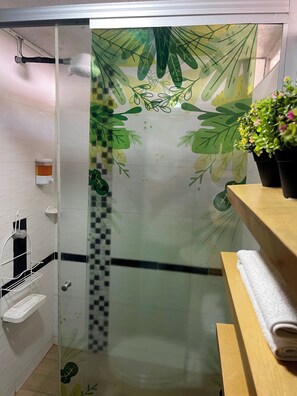 Dusch, hårtork, bidé och handdukar