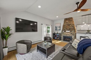 TV connectée, cheminée, livres