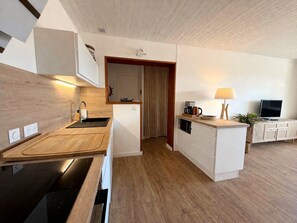 Jääkaappi, mikroaaltouuni, uuni, liesi