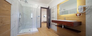Suite Donnatello | Salle de bain | Douche, sĂšche-cheveux, serviettes fournies, savon