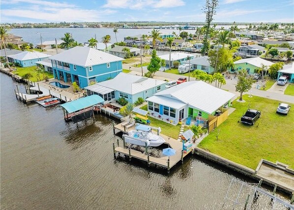 A waterfront property with multiple houses, docks, and a marina. - Fisherman’s Paradise Cozy Waterfront Retreat Matlacha - Your Dream Escape (Matlacha)