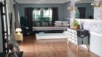 5 bedrooms, free WiFi, bed sheets, wheelchair access
