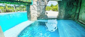 PRIVATE OASIS RESORT: 4BR,2TB, Pool, Videoke,Wifi, Bbq,Venue Hall, Near NagaCity