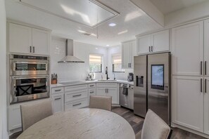 Mikrobølgeovn, kokeplater, oppvaskmaskin og kaffetrakter/tekoker