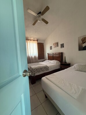 3 slaapkamers, een strijkplank/strijkijzer, wifi