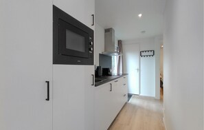 Refrigerador, parrilla de estufa, lavavajillas y cafetera y tetera